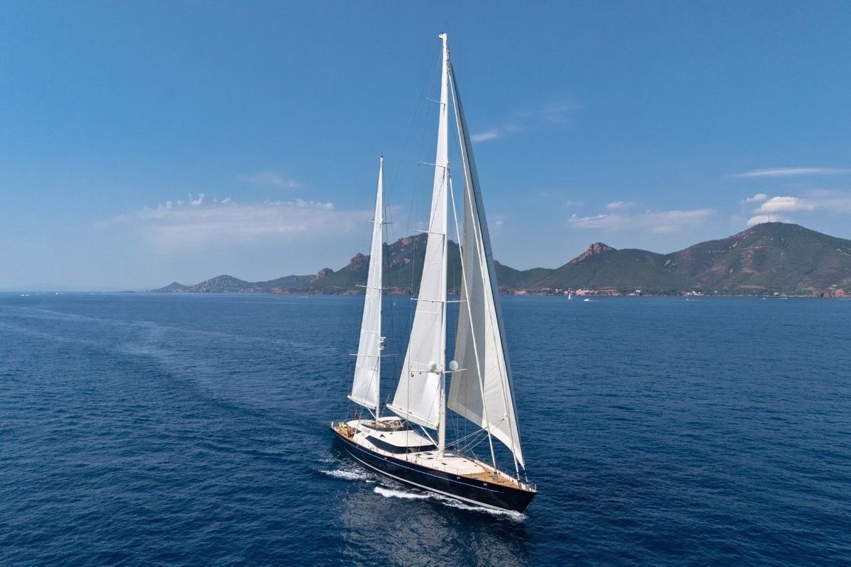 Drumbeat, Alloy Yachts · Ketch