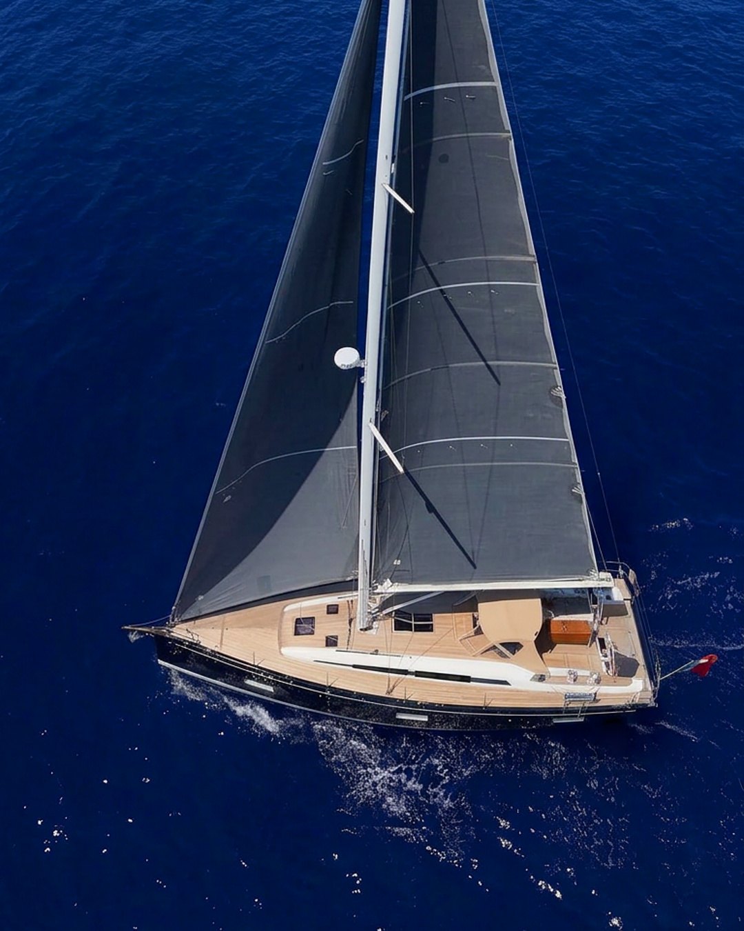 Le Nautor Swan 48 dont Atalante a conduit l'achat, sous voiles vu du ciel
