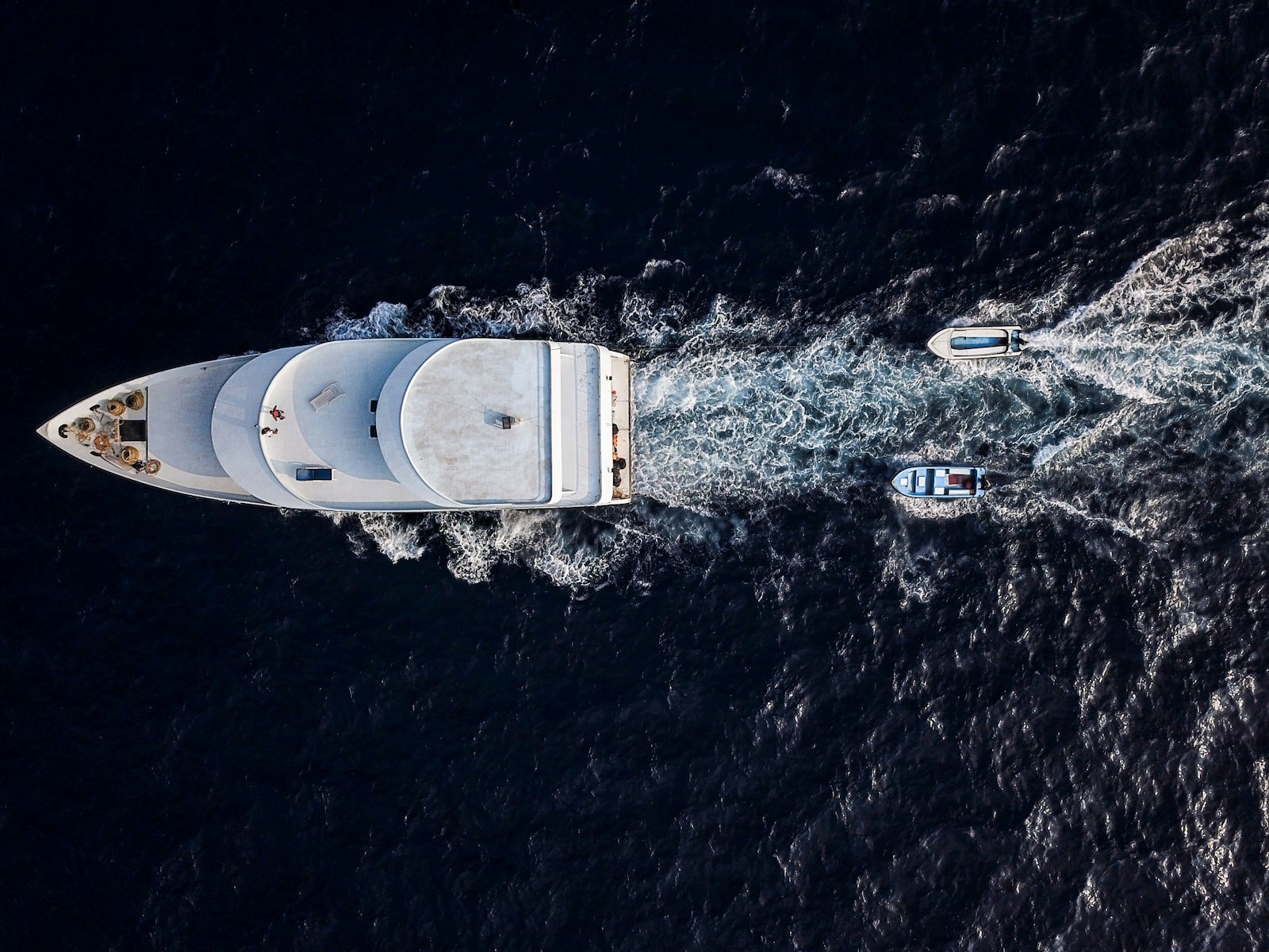 Un grand yacht à moteur en route, vu du ciel