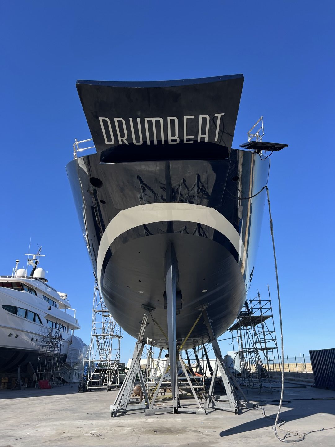 Drumbeat sur ber au chantier, pendant son refit 2026, un grand yacht à côté