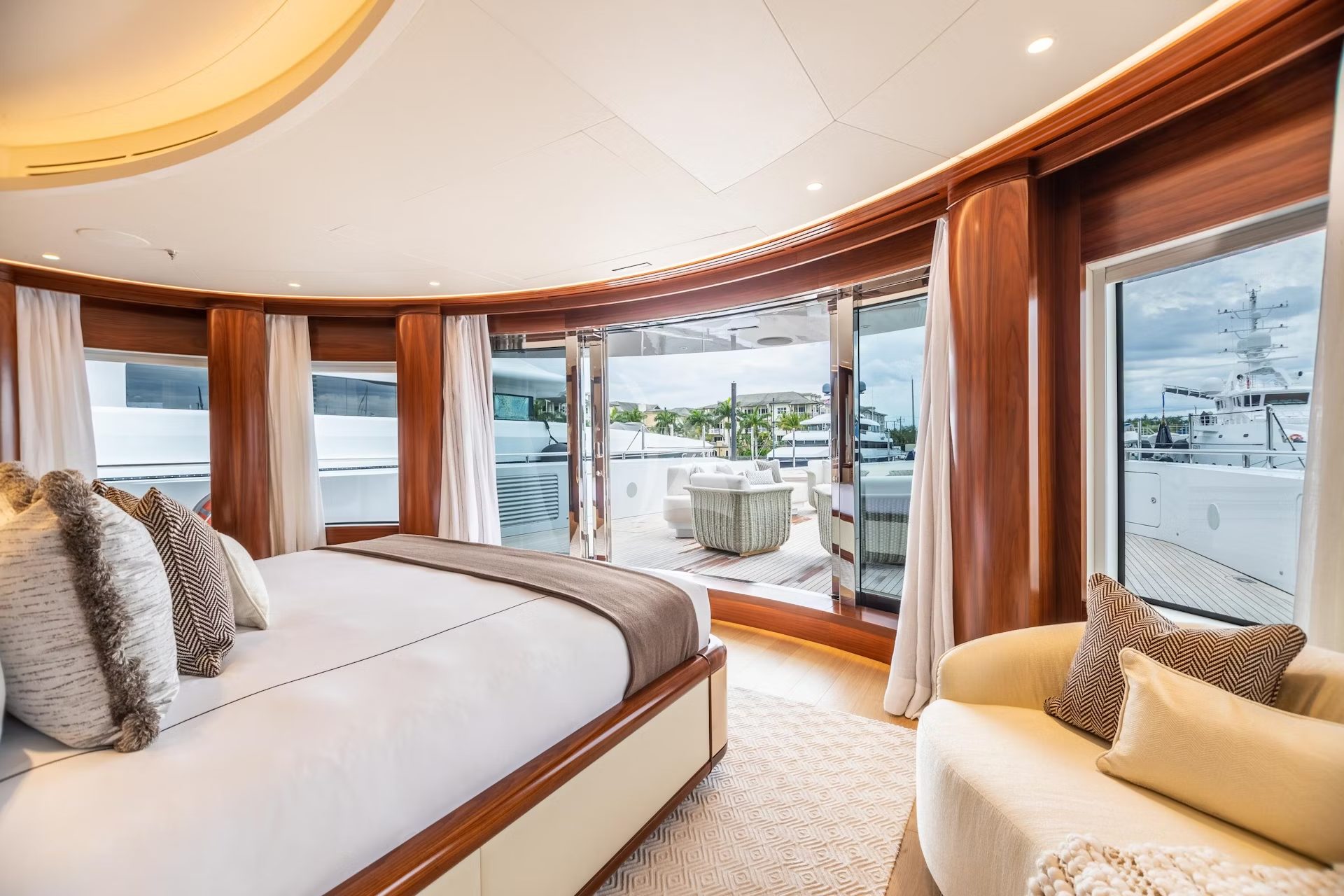 Enlarge : Calex · On charter