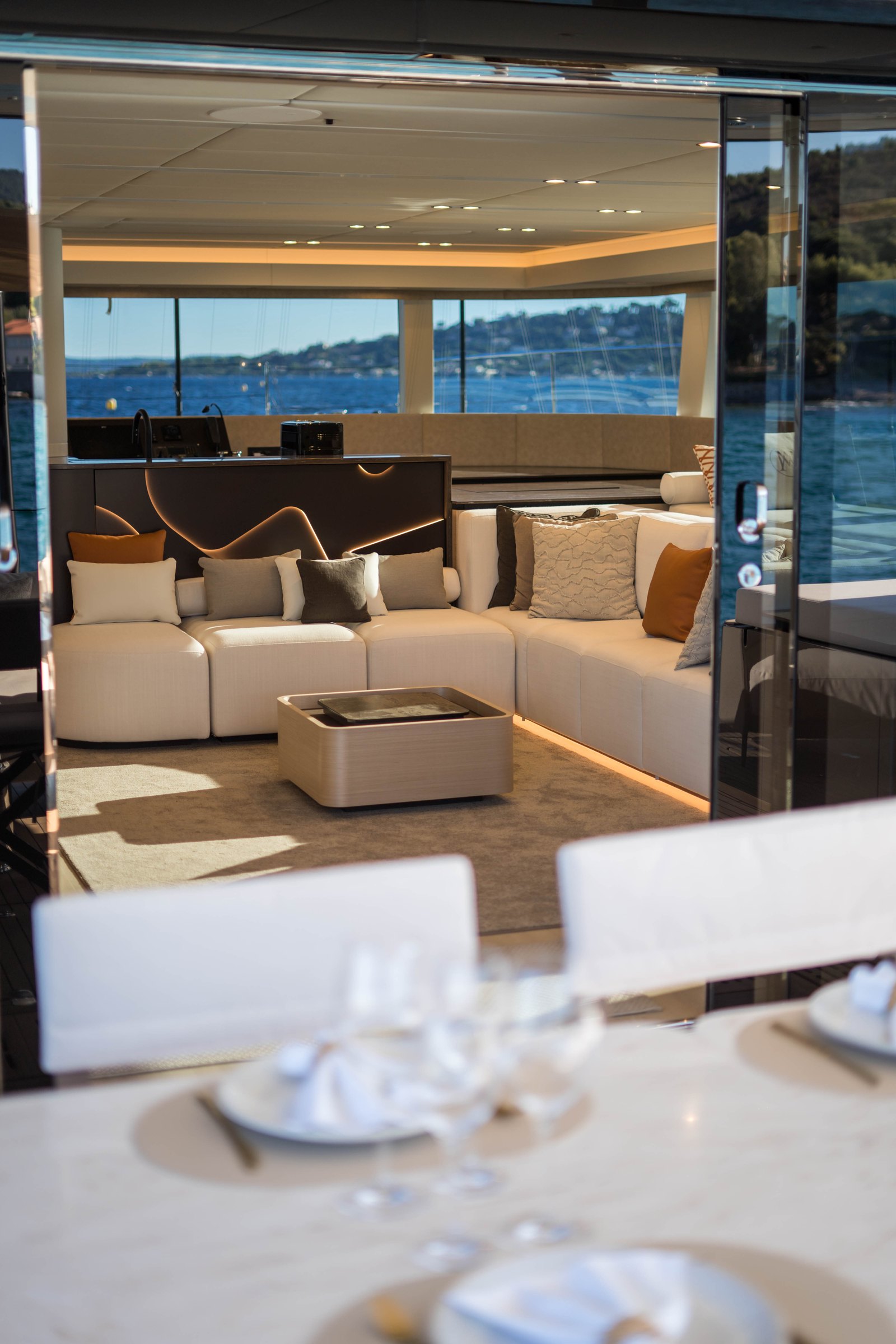 Le carré d'Āura, catamaran Sunreef 70, vu depuis la table du cockpit arrière