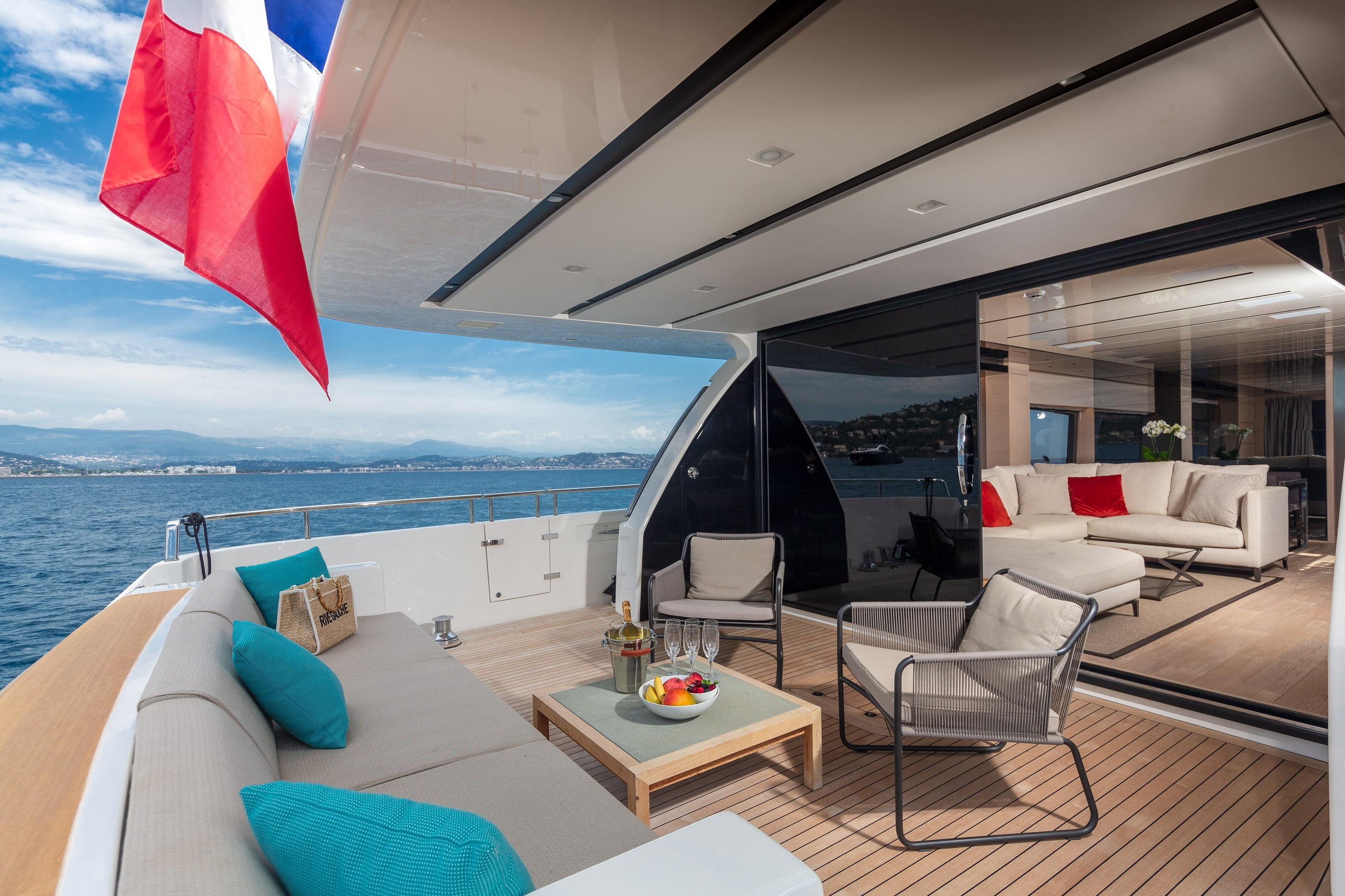 Agrandir : Régine of Cannes · À bord