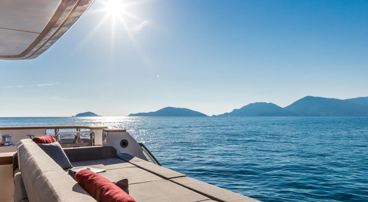 Upstream, the foredeck lounge facing the sea and the coast