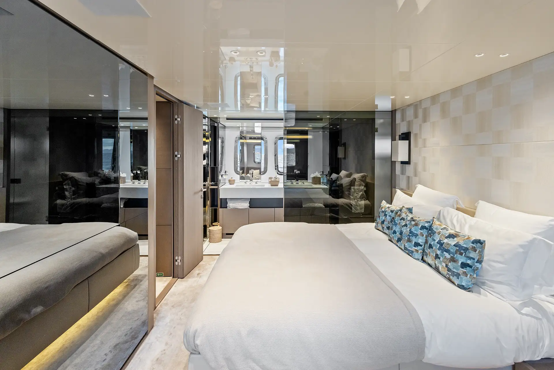 Vinci II · On charter