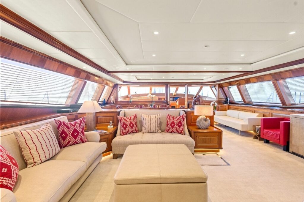 Alloy-Yachts-Saloon-Luxury-Charter-France-Atalante