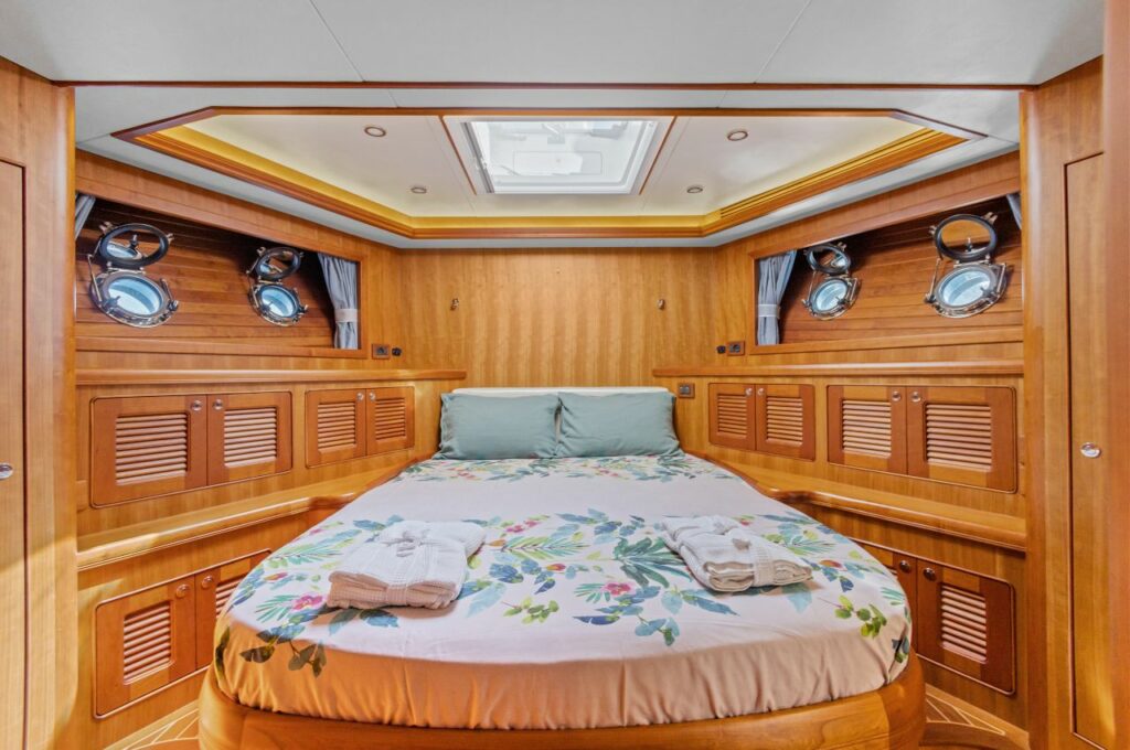 Sedna-Atalante-Charter-Yacht-Cannes-Cabin