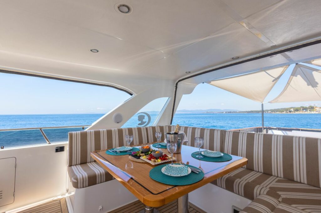 Sedna-Atalante-Charter-Yacht-Selen-72-South-France-Lunch