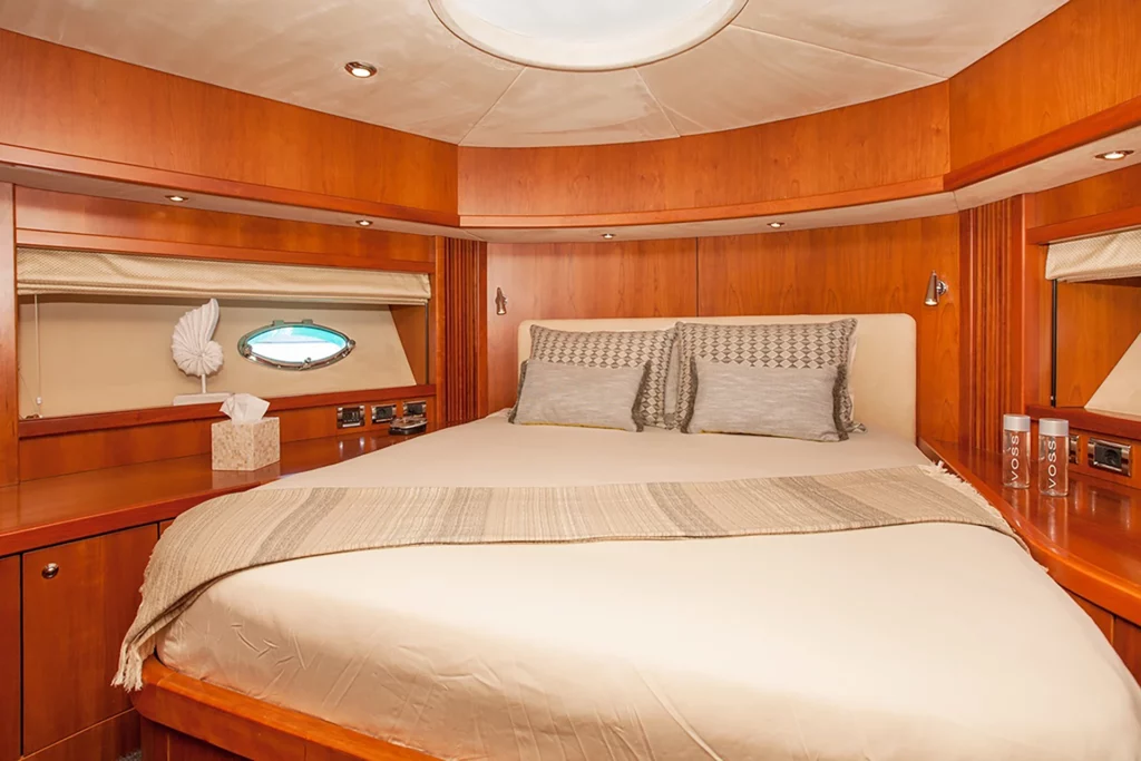 groupe_atalante_yacht_for_sale_froggy_sunseeker_king-size_bed