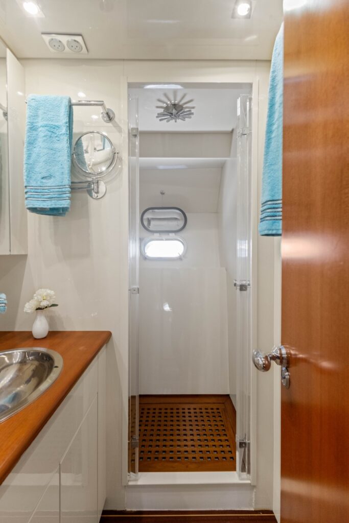 groupe_atalante_boat_sale_jet_set_one_bathroom